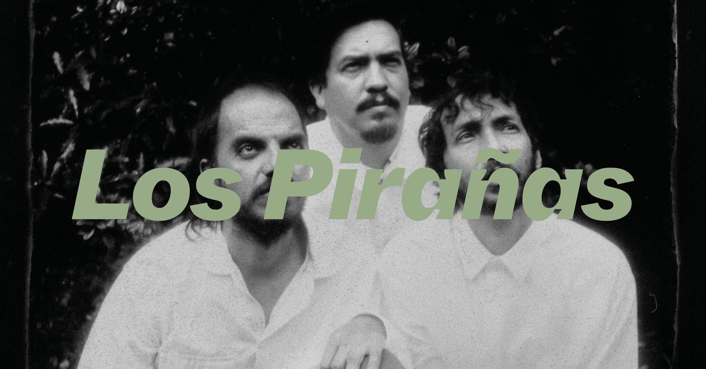 Three men in white shirts sit outdoors with the text "Los Pirañas" overlaid in green.